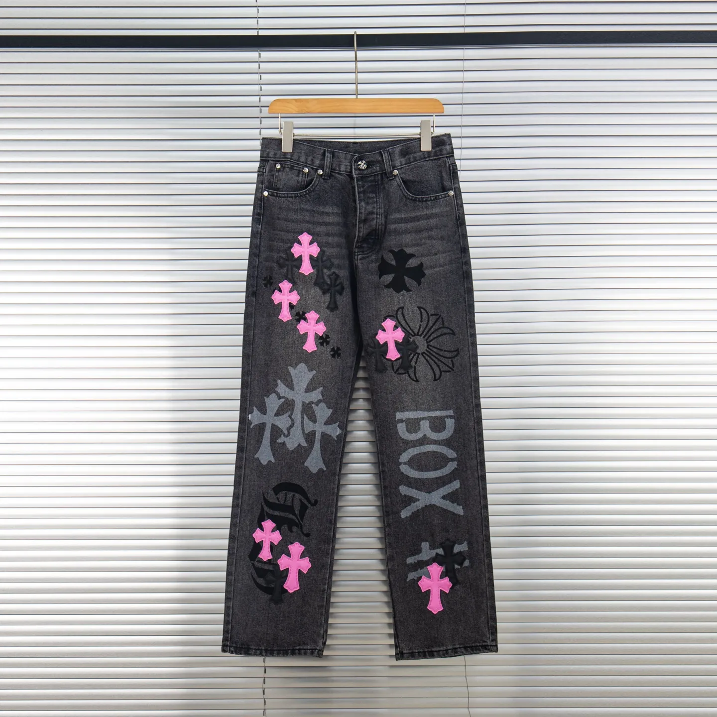 P260 Chrome Hearts Chrome Hearts Jeans Purple Matty Boy Sex Records Rivet Style Work Jeans CH Jeans need to be disassembled and washed before being dismantled and hand-stitched with sheepskin cross leather and then spliced ​​together to complete. The whole piece has too many craftsmanship to explain. The cabinet price is 16W+ level, patchwork cross pattern embellishment, high-waisted washed jeans! ! Absolutely high-end luxury products, 8W+ level god-level items, super popular products, made with top heavy industry, a magic weapon that cannot be missed. About Kroxin This is an extremely luxurious fashion brand, which can also be called the aristocrats of the high street. It has always been an exclusive brand for some hipsters or rich second generation. Compared with ordinary high streets, it is more luxurious and noble. Compared with luxury brands, it has a more fashionable personality and has always been a brand that I have a special liking for. Style number: 1761# Size: 28 30 32 34 36